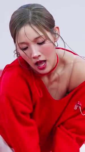 헐렁한 어깨 노출 빨간티 숙인 가슴골 라잇썸 초원