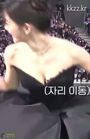 방심하는 김유정