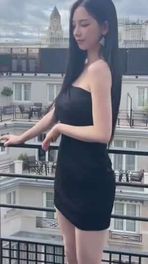 숙소 테라스에서 블랙 오프숄더 드레스 몸매 뽐내는 에스파 카리나