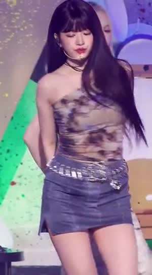 아이브 안유진 원오프숄더 밀착 의상