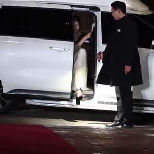 차에서 내리는 김민주