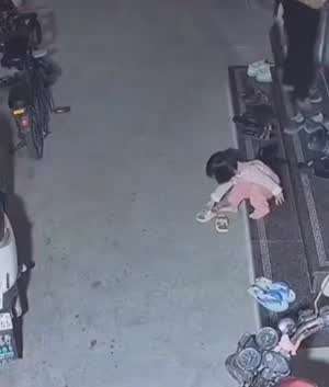 신발을 잘 못 신은 아이.mp4