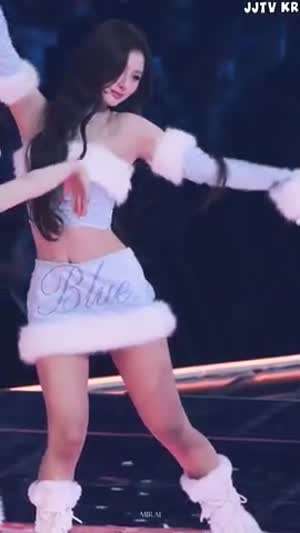 털달린 하늘색 산타 오프솔더 배꼽 노출 엔믹스 설윤