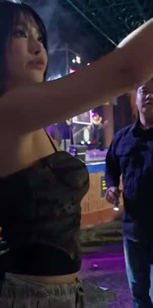 팬들 앞에서 팬서비스 해주는 나띠...블랙 란제리룩 가슴골.mp4