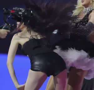 가죽핫팬츠 엉덩이 섹시하게 뒤로 내미는 르세라핌 허윤진.mp4