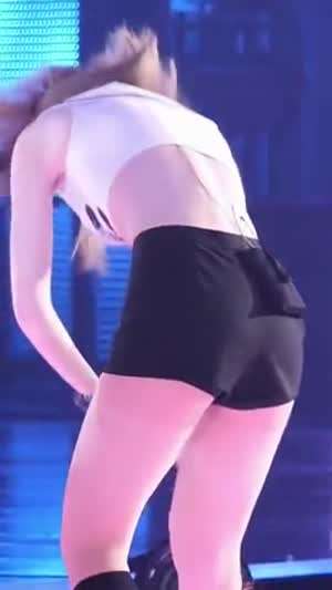 엔믹스 배이 숙이는 블랙 반바지 뒤태.mp4