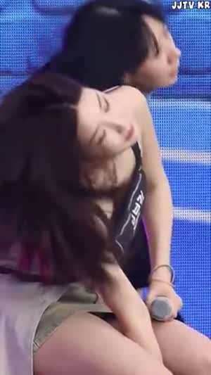 앞으로 숙인 리허설 브브걸 유나