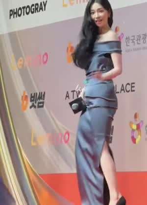 에스파 카리나 실크 옆트임 주름 롱드레스 뒤태