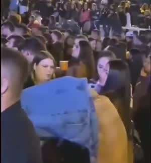 공연장에서 겉옷 벗다가 벌어진 끔찍한 사고