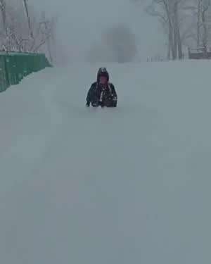 펑펑 내리는 눈을 뚫고 등교하는 영상을 찍고 대박난 소년