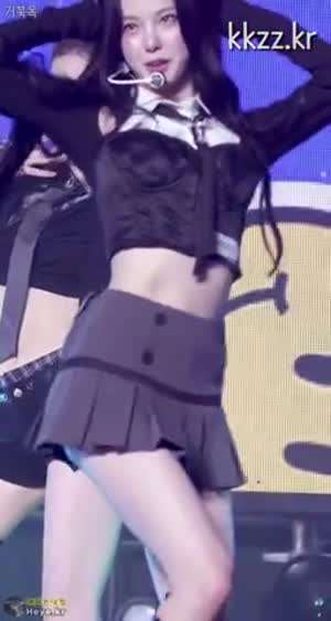 치마랑 속바지 둘 다 짧은 란제리룩 회색 주름 치마 케플러 최유진