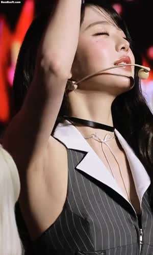 아이브 장원영 회색 스트라이프 민소매 겨드랑이