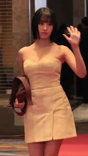 키스오브라이프 나띠 아이보리색 오프숄더 드레스 가슴골.mp4