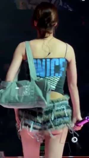 작은 털핫팬츠 찰진 뒤태 트와이스 모모