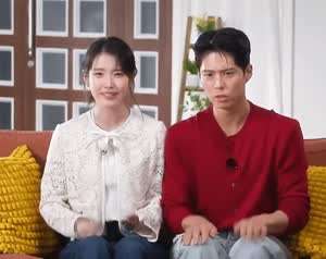 아이유 2025 넷플릭스 코리아 오만상 어워드 . GIF