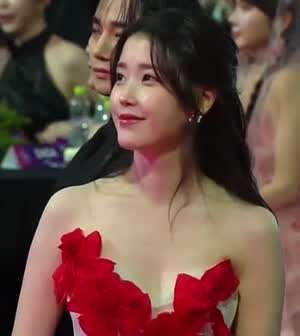 흐뭇하게 쳐다보는 시상식 아이유