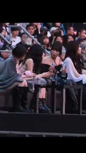 아이유 박보검한테 물 건네주는 아이브 르세라핌