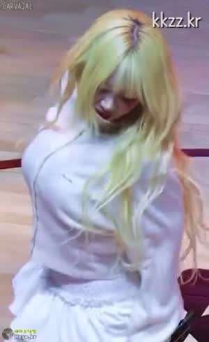 단추 다 채워도 묵직한 시그니처 지지원