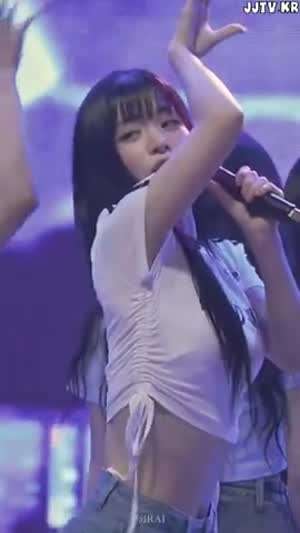 흰 크롭티 청바지 몸매 프로미스나인 이채영