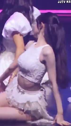 화이트 크롭 민소매 허벅지 오마이걸 아린