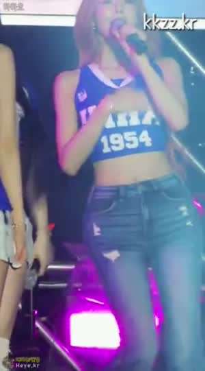 배 보이는 청바지 골반 핏 ITZY(있지) 유나