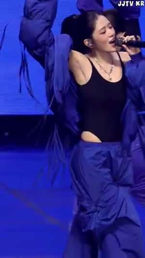 패딩속 블랙 모노키니 아이브 안유진