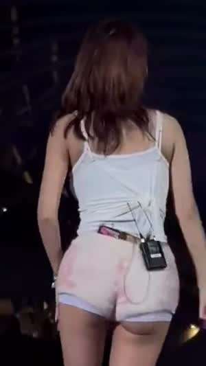 작은 연핑크 털핫팬츠 찰진 뒤태 트와이스 모모