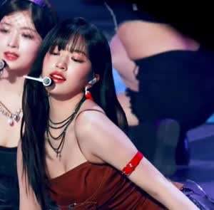 앞으로 숙이는 끈나시 아이브 안유진