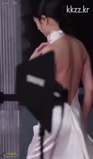 등이 다 보이는 정소민