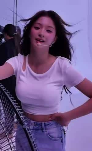 프로미스나인 이나경 큰 선풍기로 땀 식히는 묵직한 흰티