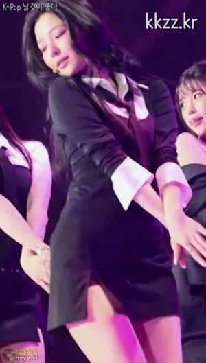 허벅지 보이고 다리 꼬는 오피스룩 프로미스나인 백지헌