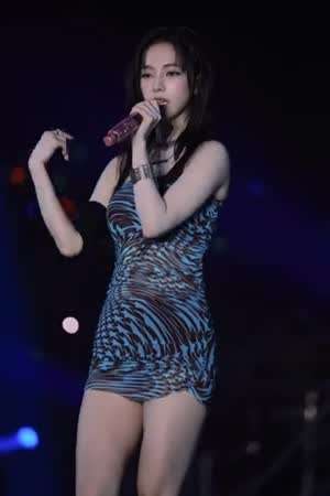 에스파 카리나 하늘색 별무늬 얼룩무늬 시스루 원피스 탄력있는 몸매