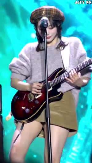 짧은 치마 속바지 기타치는 QWER 시연