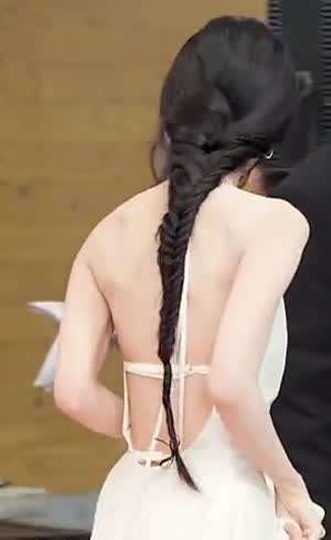 등이 시원한 화이트 홀터넥 드레스 아린(오마이걸) 기립근 - KBS 연기대상