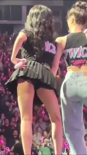 뒤에서 보는 트와이스 미나 검정 테니스치마 검정속바지