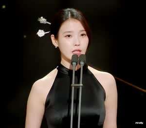 검정색 실크 드레스가 찰떡인 MBC 연기대상 아이유 . GIF