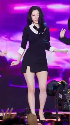 섹시 뿜뿜 프로미스나인 백지헌 짧은치마 무대