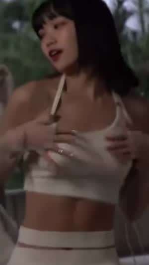 허리 허벅지 밴드 꽉끼는 치마 르세라핌 김채원 탄탄한 몸매