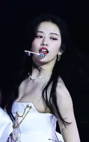 에스트로겐 발산하는 흰핫팬츠 아이브 안유진