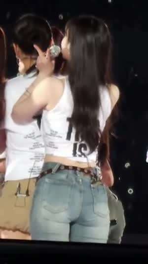 쯔위 달래주는 다현 청바지핏 뒤태 + 모모 살구색 핫팬츠 뒤태